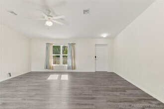 Building Photo - 8007 Royal Ct