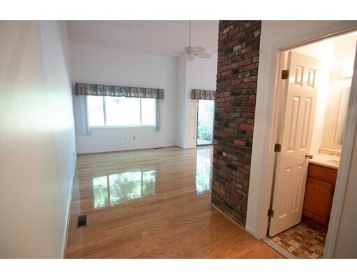 Foto del edificio - 35 Hawthorne Cir