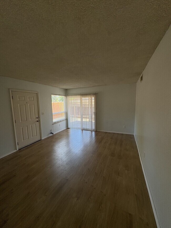Foto del edificio - 6031 Rowan Way