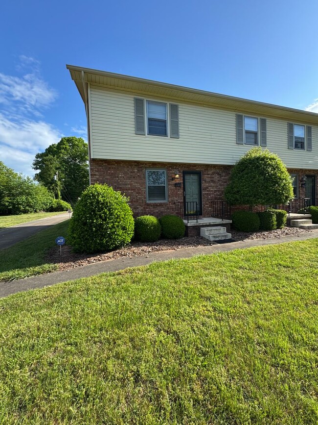 Building Photo - Spacious 2 Bed, 1.5 Bath Apartment in Prim...