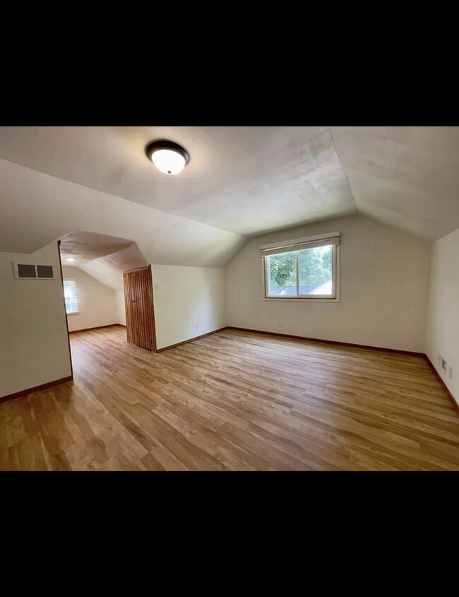 Foto del edificio - 1047 Jenks Ave E