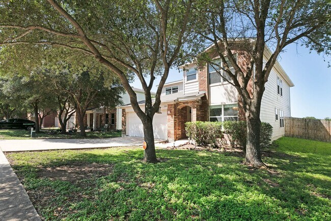 Foto del edificio - Rare 5 Bedroom Home Available for Immediat...