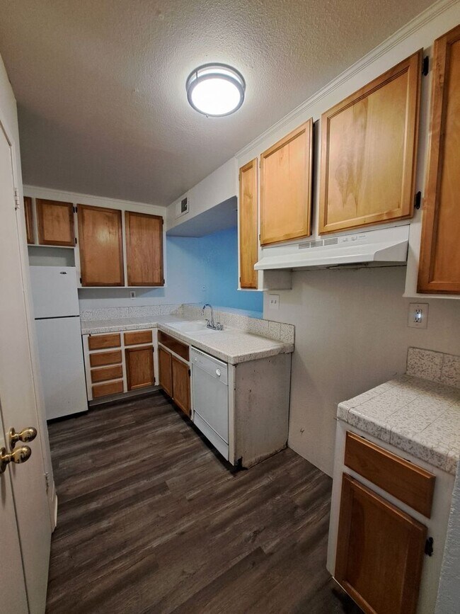 Foto del edificio - Charming 2-Bedroom Townhome in Fresno – Spacious Layout, Modern Kitchen & Community Amenities!