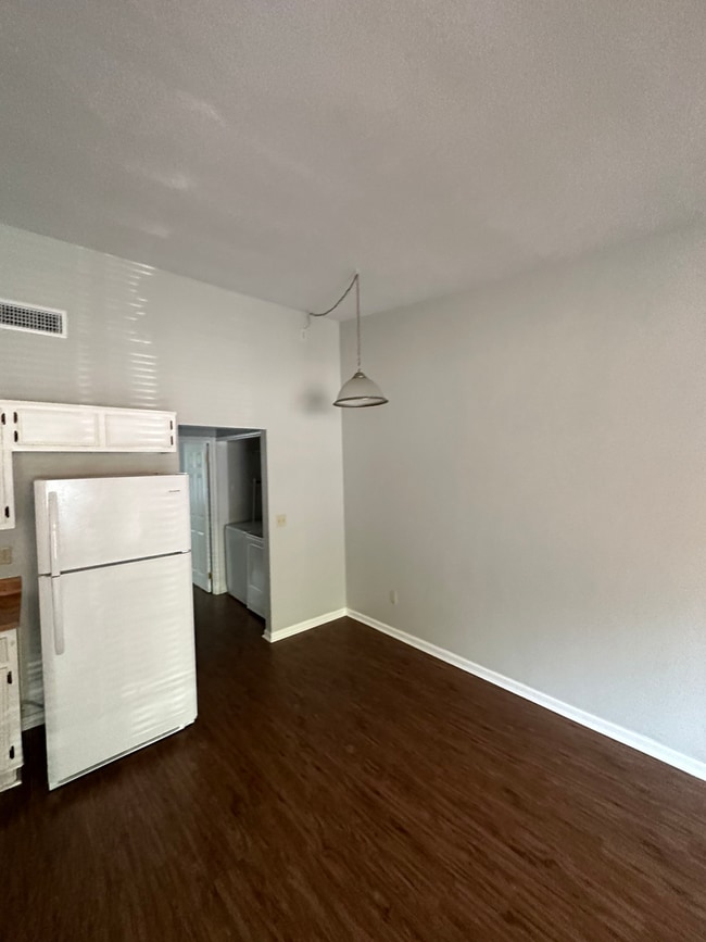 Building Photo - 218 White Dr