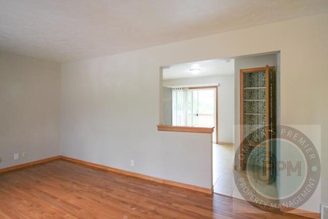 Building Photo - 3 Bedroom 1.5 Bathroom Home Located Minute...
