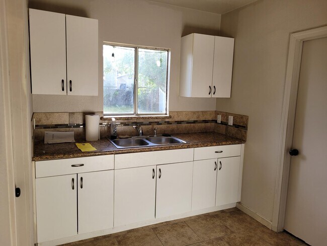 Building Photo - 1473 N Del Mar Ave