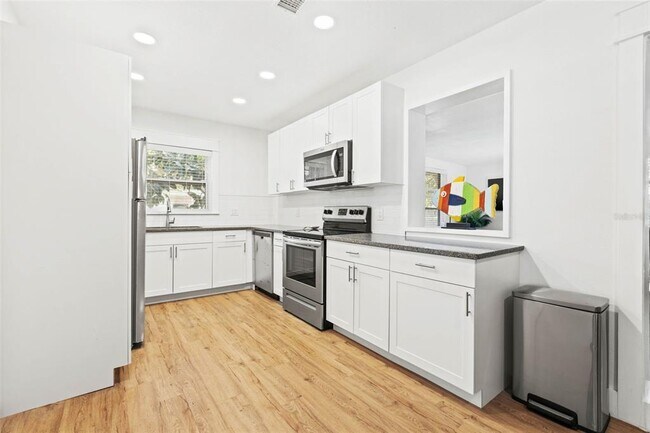 Building Photo - 104 N Cirus Ave