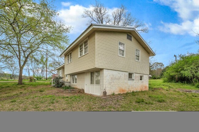 Foto del edificio - Don’t Miss This Beautifully Renovated Home...