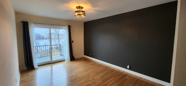 Building Photo - 1458 E Lake Dr