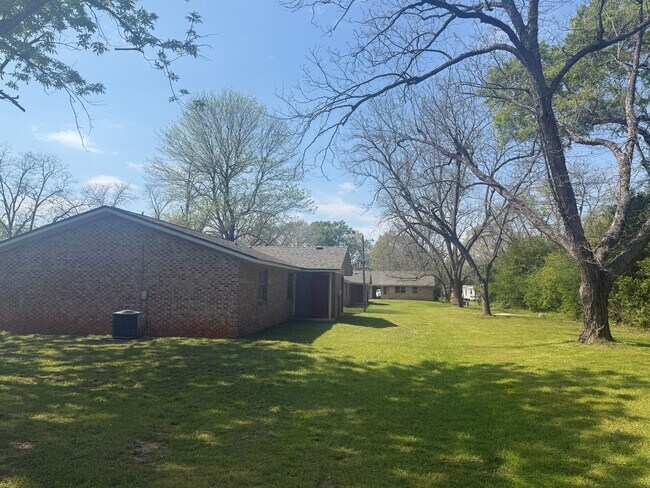 Building Photo - 210 Schley Dr