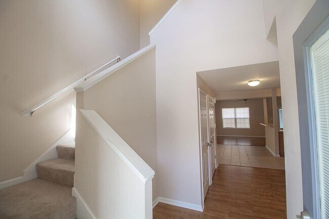 Building Photo - 1927 Center St