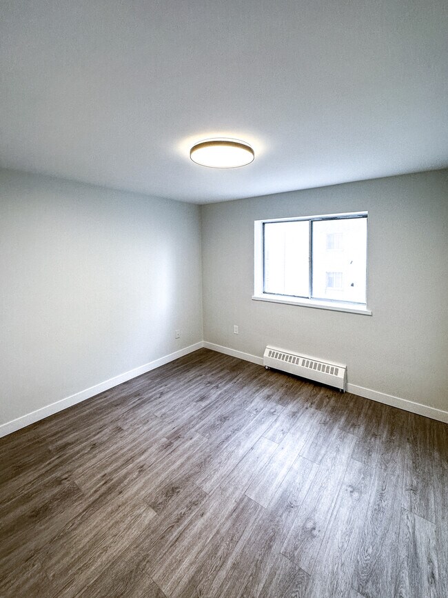 Photo du bâtiment - 371 Lakeshore Rd W
