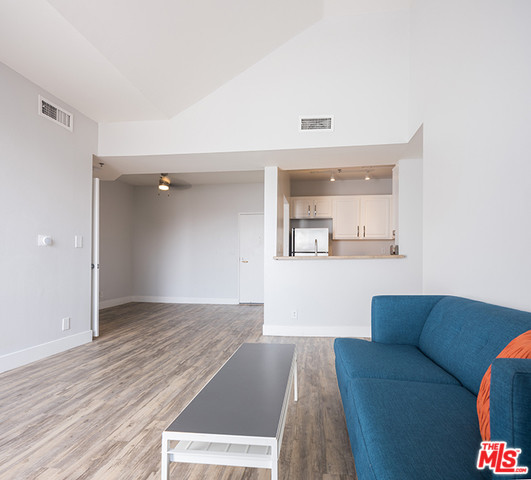Building Photo - 627 N Rossmore Ave