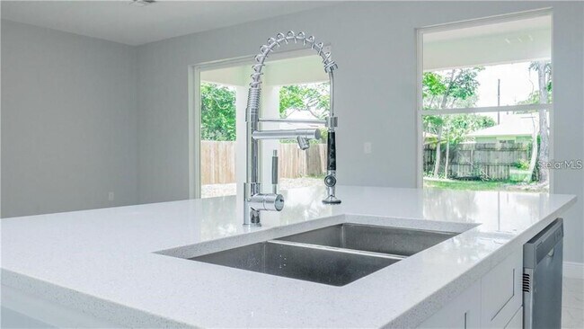 Building Photo - 3208 Mandeville St