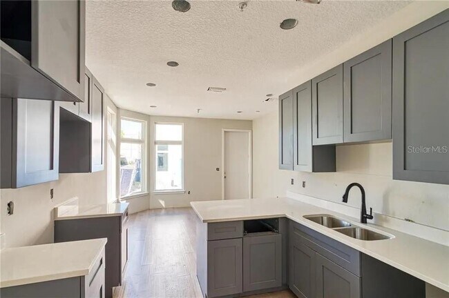 Building Photo - 821 Calla Terrace N