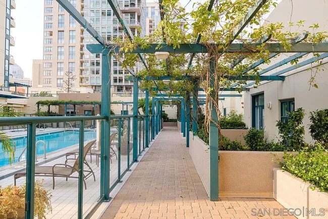 Building Photo - 555 Front St