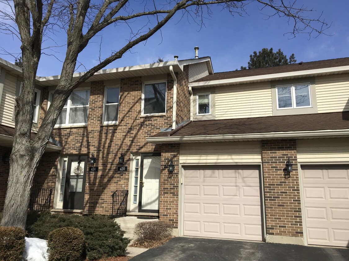 Primary Photo - 420 W Ivy Ln
