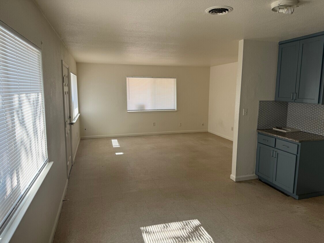 Primary Photo - 1421 N Encina St