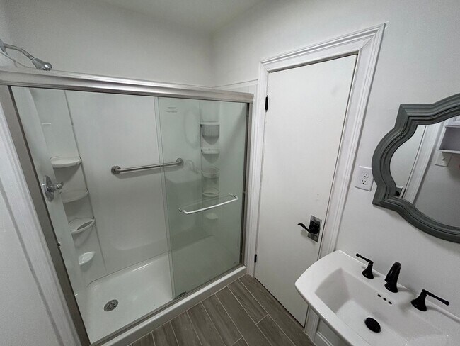 Foto del edificio - 513 N Arthur Ashe Blvd