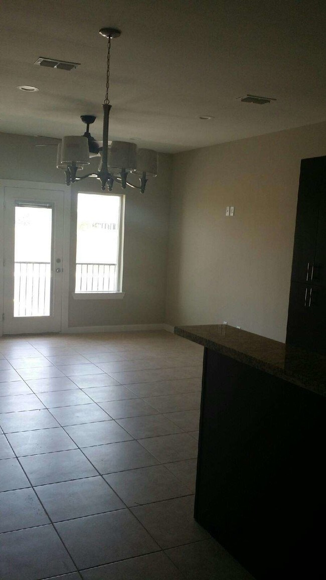 Foto del edificio - 901 E Redbud Ave
