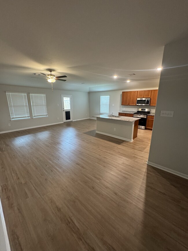 Building Photo - 820 Clear Vly Ln