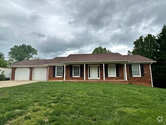 Building Photo - 204 N Oakgrove Exd