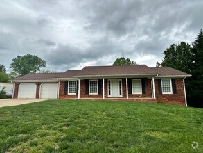 Building Photo - 204 N Oakgrove Exd