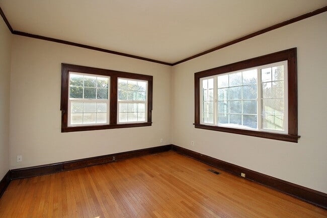 Building Photo - Adorable 3 Bedroom Portsmouth Bungalow W/V...