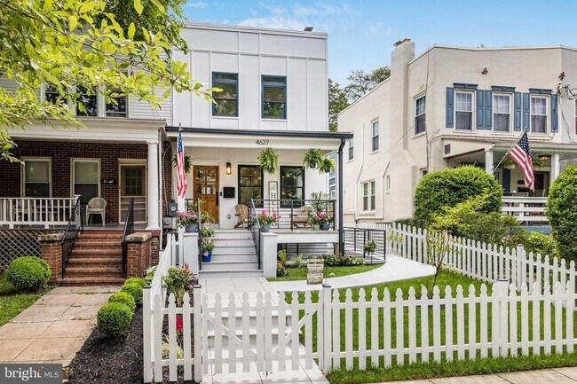 Foto del edificio - 4627 43rd Pl NW