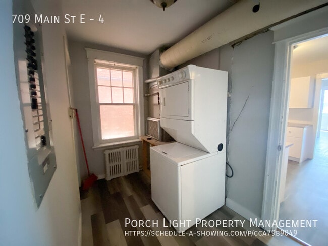 Building Photo - Spacious Two Bedroom Huge Kitchen Private Laundry