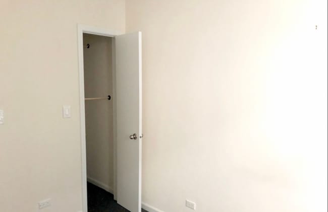 Building Photo - 5417 N Kenmore Ave