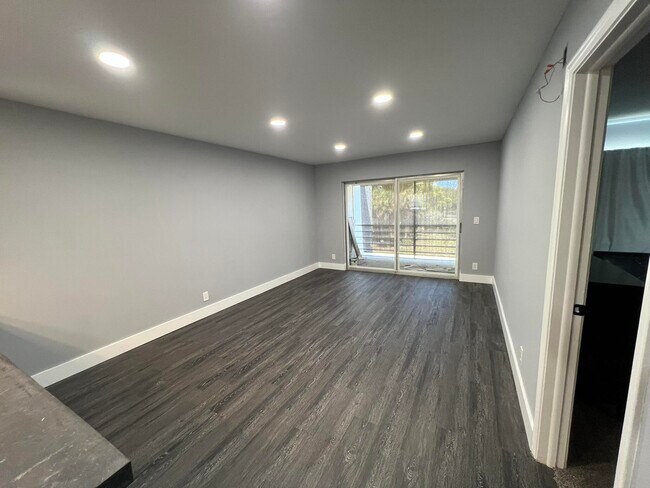 Building Photo - 1630 Embassy Dr