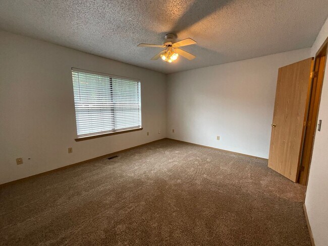 Foto del edificio - Newly Renovated Duplex Coming Soon – Fresh Updates & Modern Upgrades located in Fayetteville AR! ...