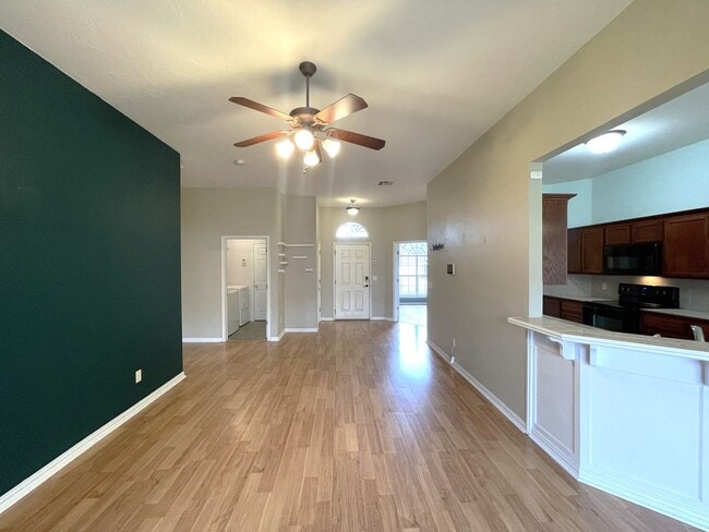 Building Photo - Welcome to this charming single-family hom...