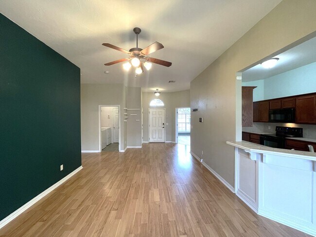 Foto del edificio - Welcome to this charming single-family hom...