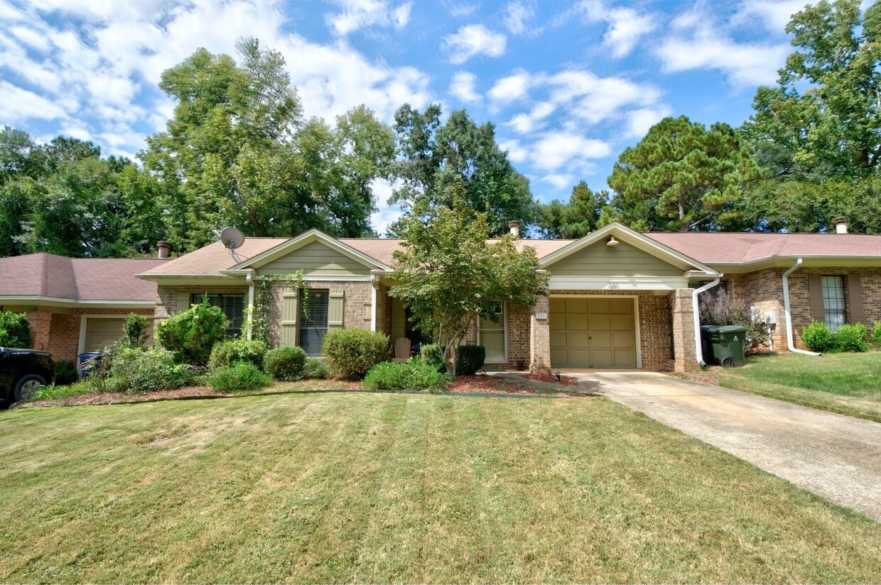 Primary Photo - Heart of Auburn! 2 Bedroom Townhouse For Rent