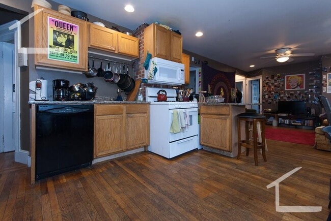 Building Photo - Student Friendly Housing near BU w 2 bathrooms!  Laundry in  Unit