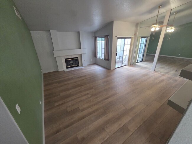 Foto del edificio - ***MOVE IN SPECIAL*** Spacious Single-Story Home w/ Vaulted Ceilings & Private Yard