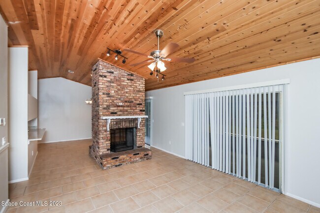 Foto del edificio - 524 Commodore Ave NW