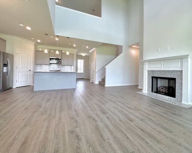 Building Photo - Spacious 4BR/3BA Townhouse in Desirable Be...