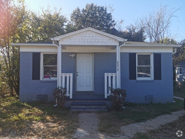 Building Photo - 2217 Custer St