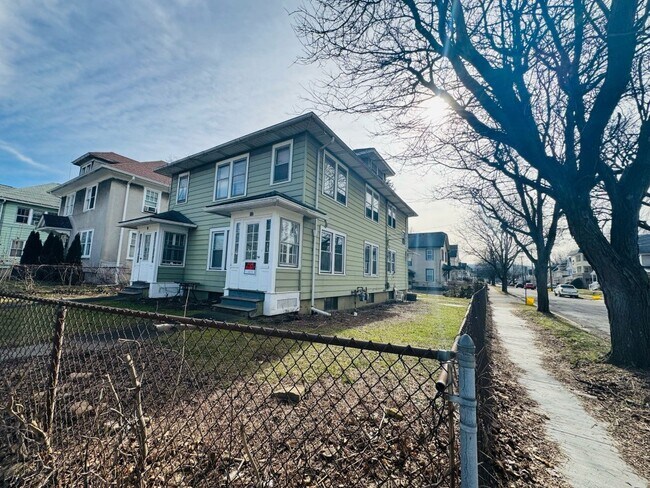 Building Photo - 55 Floral Ave