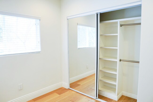 4474 room & closet - 4474-4476 Estrella Ave