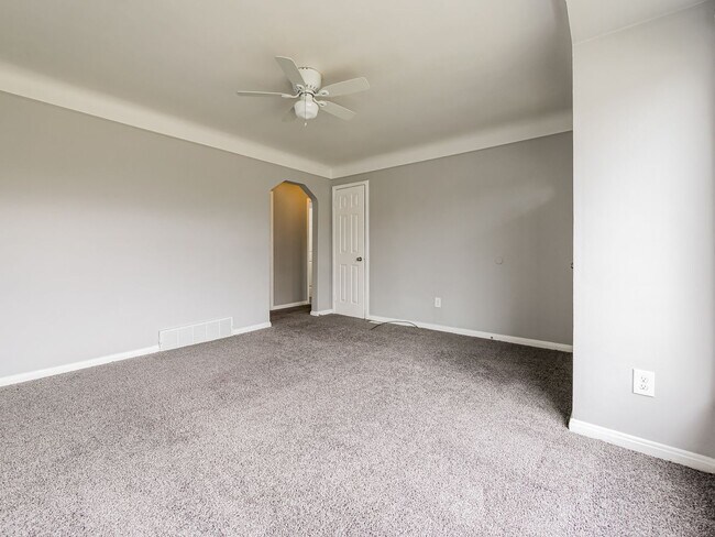 Building Photo - Welcome to this charming 3-bedroom, 1-bath...