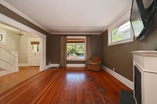 Building Photo - Charming & Spacious 4-Square 3 BR/1.75 BA ...