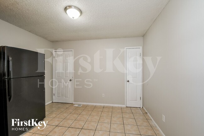 Foto del edificio - 2485 Jenkee Dr