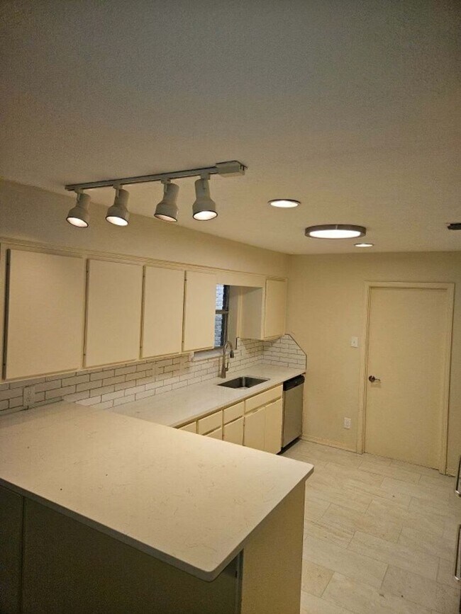 Foto del edificio - 613-613 Kings Mountain Dr