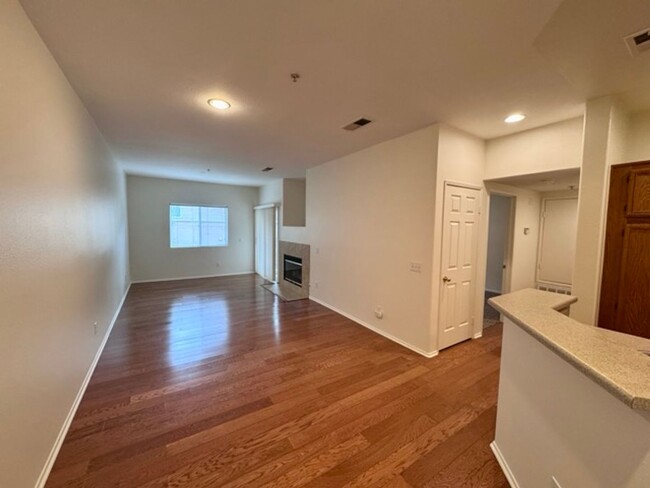 Building Photo - Beautiful upper-level, One Bedroom Condo w...