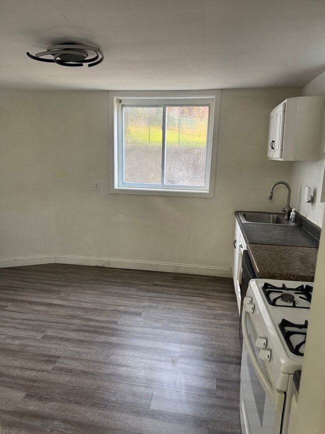 Photo - 3rd Street, Pitcairn Apartment