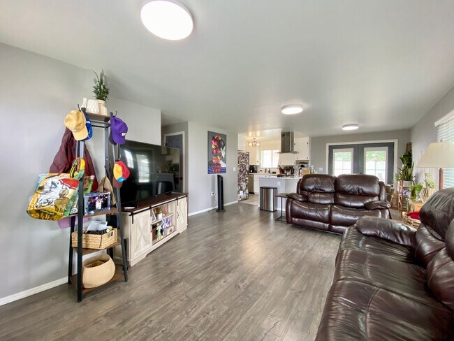 Foto del edificio - 3 Bedroom Home in West Valley